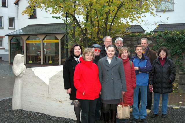FIS-SchülerInnen und Mitglieder der AG "Nie wieder 1933" am Denkmal FIS-SchülerInnen und Mitglieder der AG "Nie wieder 1933"